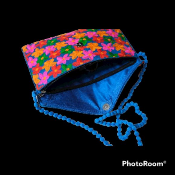 NWT Embroidered Envelope Clutch - Picture 8 of 12